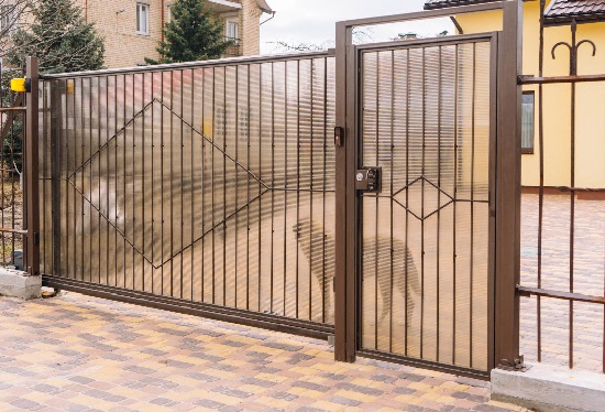 Купить ворота из профлиста с элементами ковки, с металлическими столбами в рамке или под дерево в Аксае от 156135 руб